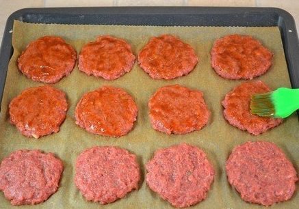 Котлеты в духовке с овощами и сыром. Ингредиенты: - 500 г говядины (можно свинины или готового ... - 3