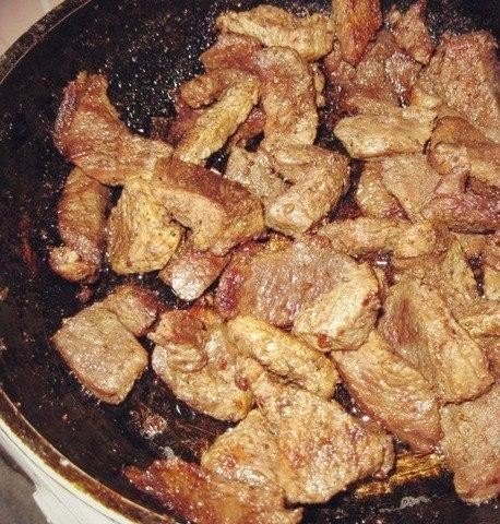 Мясо под сырным соусом.Ингредиенты:Говядина — 1 кгСыр твердый (твердый) — 200 гСливки — 150 млСоевый ... - 3