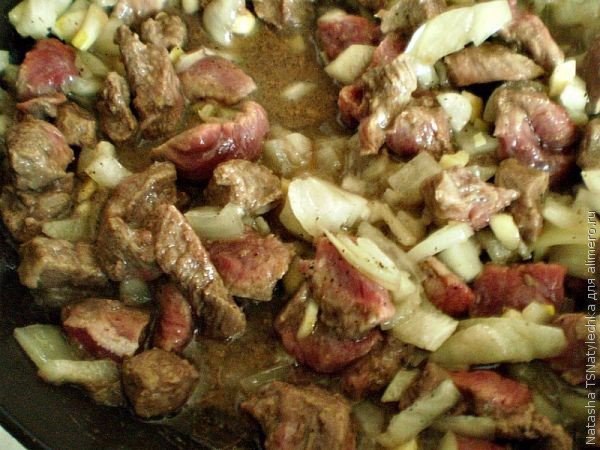 Говядина с картофельными галушками.Ингредиенты:Филе говядины — 500 гКартофель — 500 гРепчатый лук — ... - 2