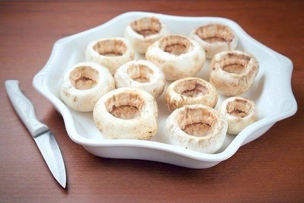 Фаршированные шампиньоны.Ингредиенты:Шампиньоны - 16 шт.Картофель - 3 шт.Сыр - 150 гМайонез - 3 ... - 6