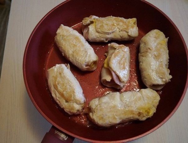 Рулетики "Кордон Блю" в сливочном соусе.Ингредиенты:Куриная грудка (филе) — 2 шт.Ветчина ... - 6