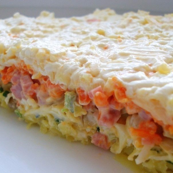 Очень вкусный слоеный салатик.Приготовление:1-й слой: отварная картошка, натертая на крупной ...