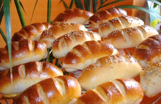 Кифле.Кифле - это такие булочки-рогалики, из невероятно вкусного сдобного теста с сыром. Родина этих ...