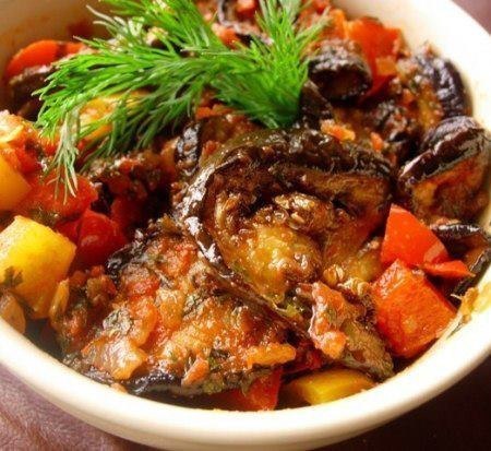 Баклажаны с овощами в томатном соусе.Ингредиенты:- Баклажаны 3 шт.- Помидоры спелые 3 шт. крупные- ...