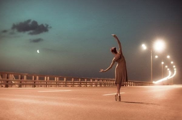 Ты говоришь: «Она не стоит свеч, Игра судьбы. Темны её сплетения». Но не бывает лишних встреч, И ...