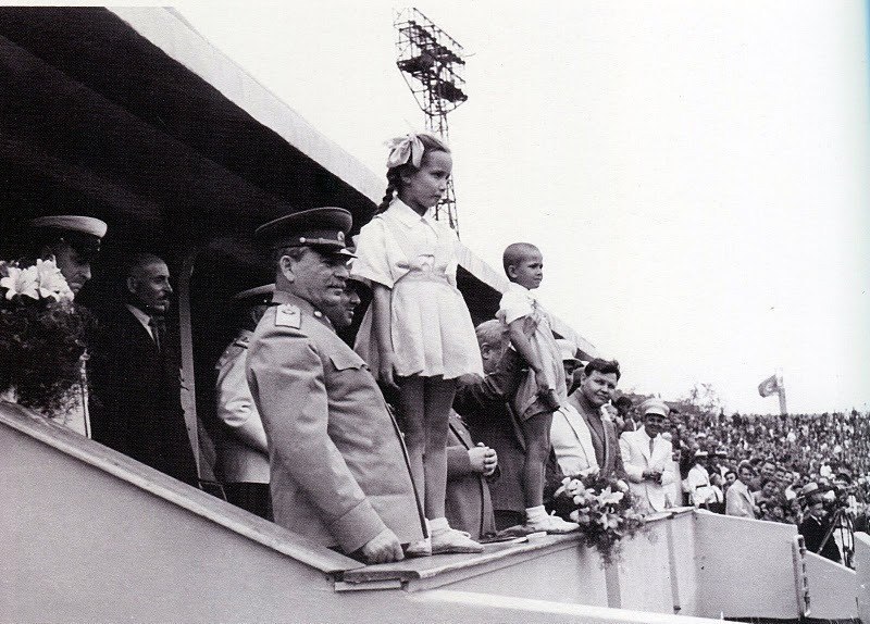 Сталин с девочкой. Сталин на параде в Тушино 1946. Сталин и девочка. Сталин редкие фотографии. Сталин и дети.