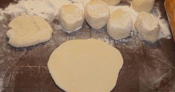 Сосиска с картофелем в тесте.Ингредиенты:Тесто дрожжевое – 500 гСосиски – 10 шт.Картофельное пюре – ... - 3