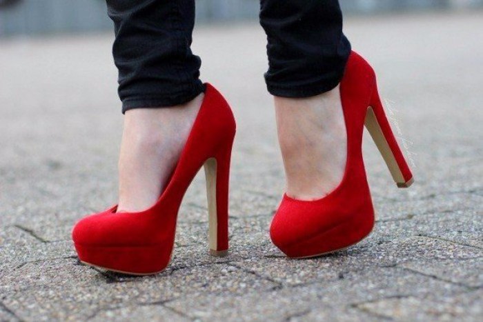 Красные туфли на платформе. Роскошные красные туфли. Минималистические туфли красные.