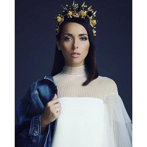 Новогоднее видео #ELLEфакты уже на elle.ru! Активная ссылка в профиле @elle_russia. #алсу #queen ...