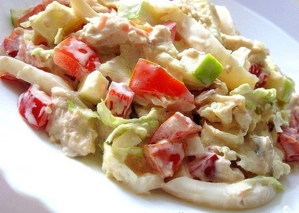 Салат с пекинской капустой, курицей и кальмарами.Состав:Отварное куриное филе – 300гБолгарский перец ...