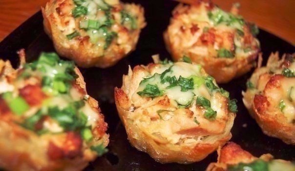 Тарталетки из картофеля с куриным филе под чесночно-сырным соусом.Ингредиенты:Филе курицы - 700 ...