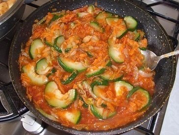 Ароматная курица с кабачками в соусе. 1 кг курицы 200-300 г кабачков 1 морковь 1 головка лука 2 ... - 3