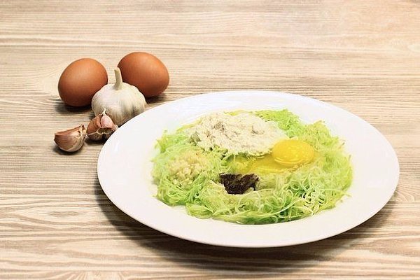 Оладьи из кабачков.Ингредиенты:Кабачки — 2-3 шт.Яйцо — 1 шт.Чеснок — 3-4 зубчикаМука — 100 гСоль — ...