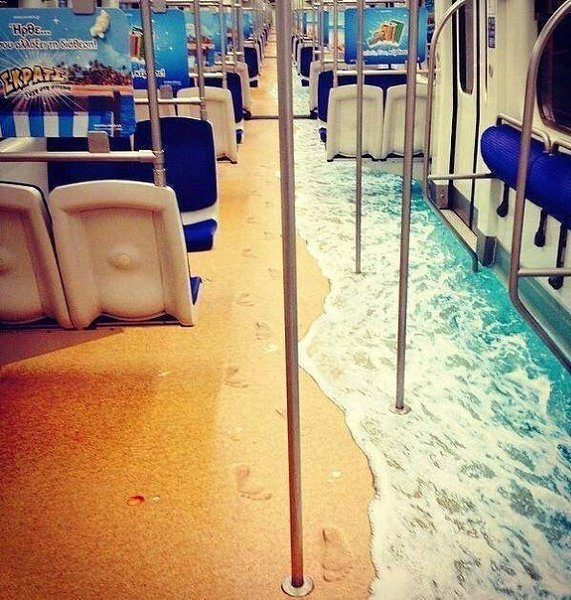 Песчаные пляжи и лазурное море в метро Афин.
