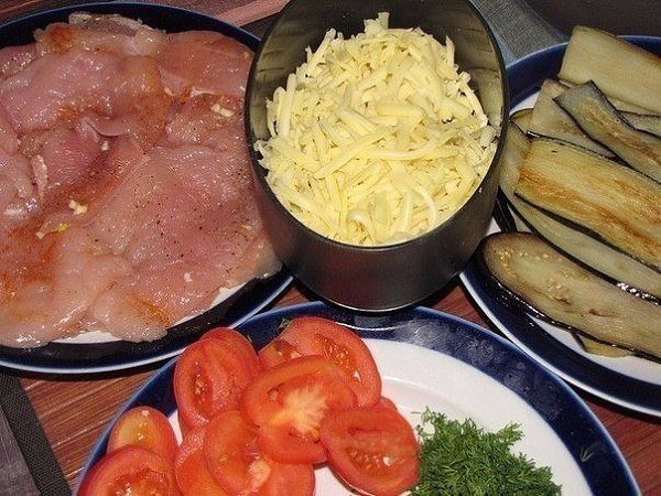 Куриная запеканка.Ингредиенты:Куриная грудка (филе) - 4 шт.Баклажаны - 2-3 шт.Помидоры - 3-4 шт.Сыр ... - 4