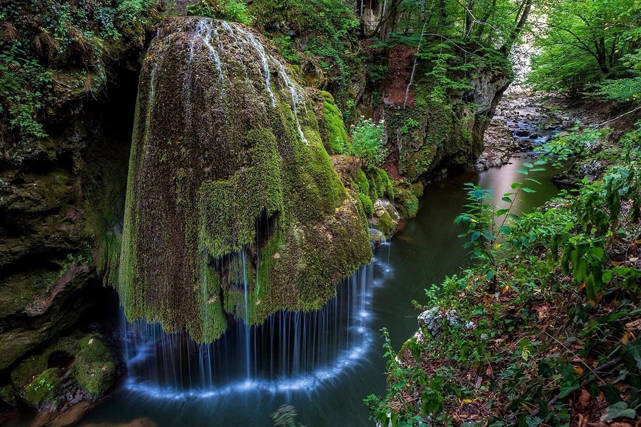 водопад на горе