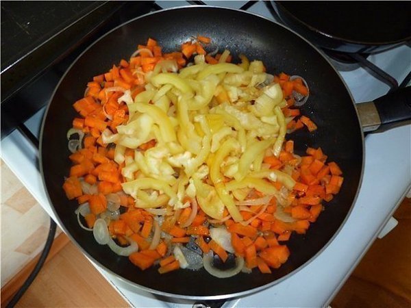 Рагу по-мексикански.Ингредиенты:- 500 гр куриного филе- 2-3 помидора- 2-3 сладких перца- 2-3 ... - 4