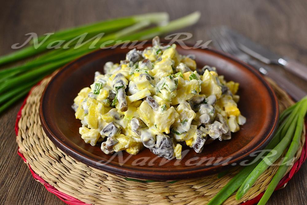 Салат из картошки и маринованных грибов.- картофель (клубни) - 3 шт.,- грибы маринованные (опята) - ...