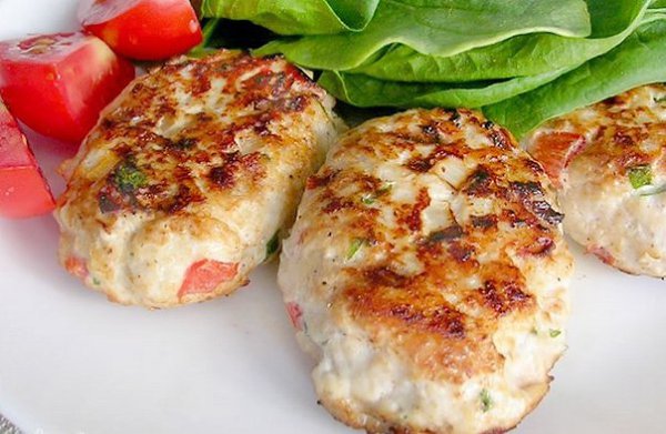 Куриные котлеты с кабачком и рисом.Ингредиенты:Филе куриное - 500 гКабачки - 200 гРис - 100 гМорковь ...