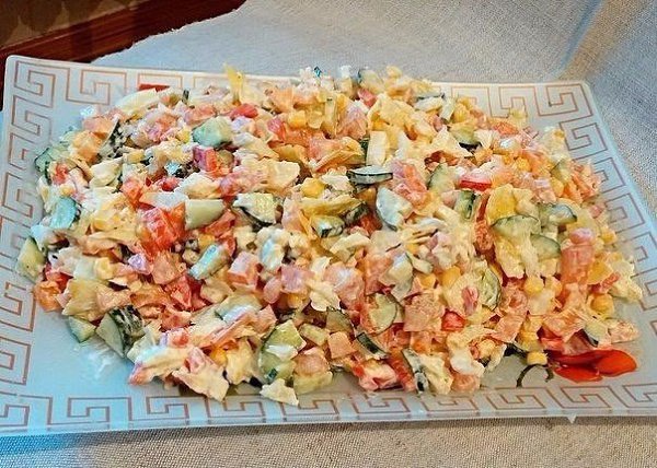 ТОП-9 САЛАТОВ С КУКУРУЗОЙ.1) САЛАТ "МЕЧТА" ИНГРЕДИЕНТЫ:капуста – 300 гр;помидор – 2 ...