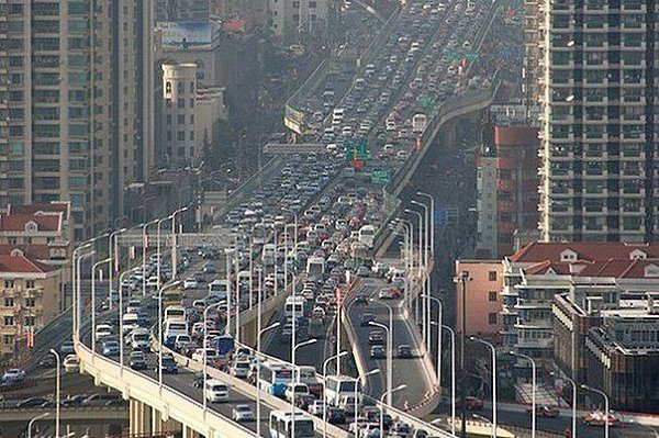 В Шанхае был установлен рекорд на самую большую автомобильную пробку. Ее протяженность составила 99 ...