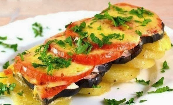 Нежное и ароматное блюдо.Ингредиенты:4-6 картофелин,2 молодых кабачка,2 баклажана,3-4 болгарских ...