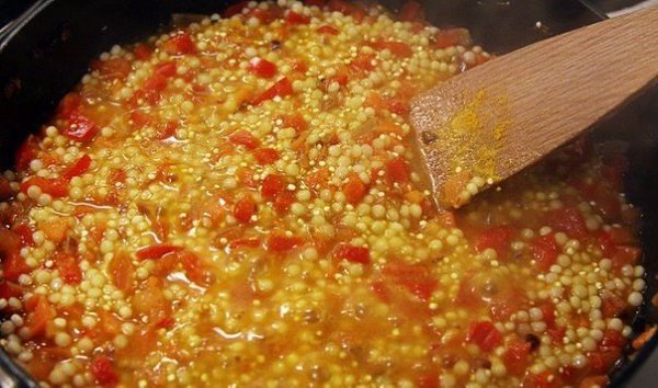 Кус-кус с овощами и петрушкой.Ингредиенты:Кус-кус — 300 гТоматы средние — 2 шт.Морковь — 150 ... - 4