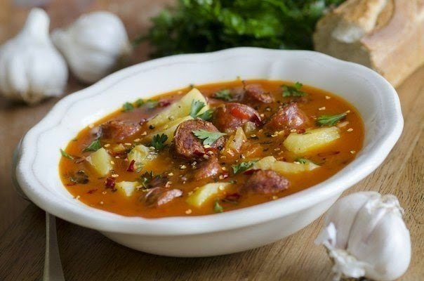 Острый испанский суп с колбасками.Ингредиенты:Куриный бульон — 4 лКартофель — 4-5 шт.Помидоры — 1-2 ...