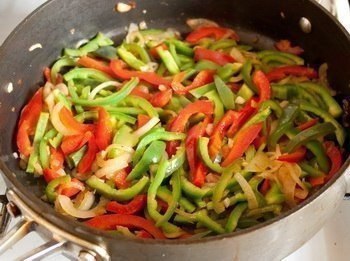 Пеппероната с курицей. Вам потребуется: - филе куриной грудки - 500 г - мука - 1 ст. л. - соль и ... - 4