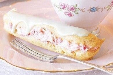 Эклеры с малиновым кремом и белым шоколадом.Ингредиенты:Вода 0.5 стакана;Масло сливочное 50 гр;Мука ...