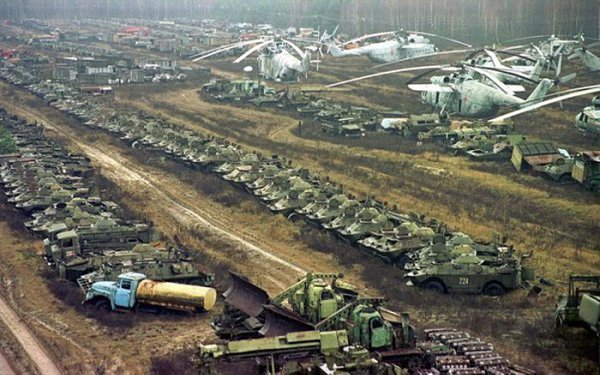 Брошенная после ликвидации Чернобыльской аварии техника
