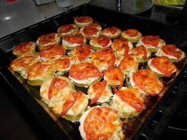 Кабачки под сыром.Ингредиенты:- кабачки- помидоры- сыр- чеснок- майонез ...