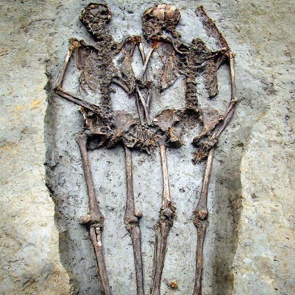 Захоронение пары, которая продержалась за руки 1500 лет
