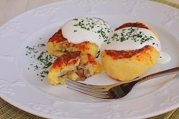 Картофельные зразы с грибами. Ингредиенты: 8 шт. картофель (крупный) 500 г шампиньоны 2 шт. лук ...