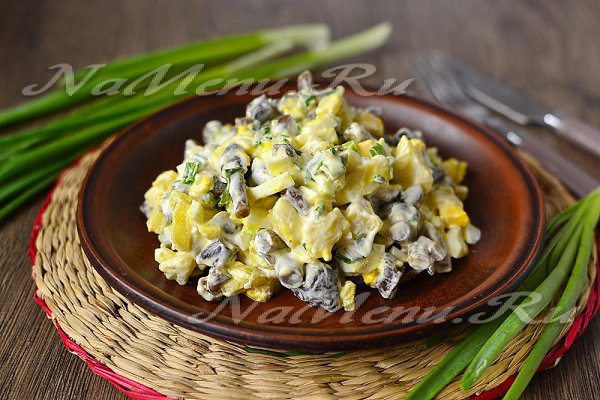 Салат из картошки и маринованных грибов.- картофель (клубни) - 3 шт.,- грибы маринованные (опята) - ...