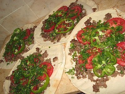 Запеканка в лаваше.Это простое, быстрое и вкусное блюдо.1. Обжарить фарш с луком.2. На листы лаваша ... - 2