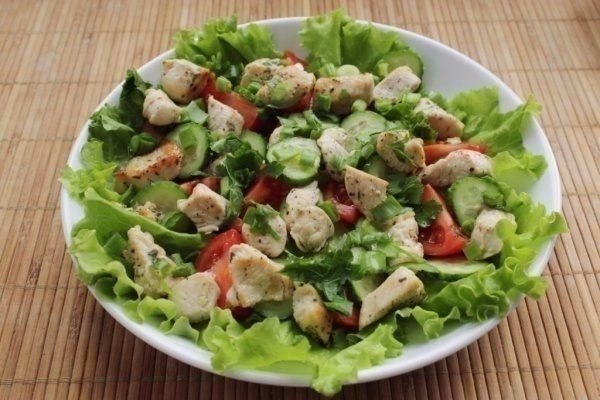 Салат из курицы и свежих овощей! Отличный быстрый ужин Ингредиенты: Куриное филе — 1 шт. Помидоры — ... - 6