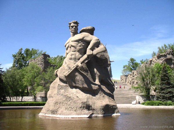 город Волгоград.Мамаев курган или «высота 102,0» — так обозначался Мамаев курган на военных картах, ...