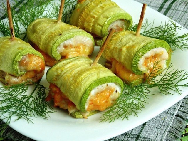 Кабачковые рулетики — полезная вкуснятина! Ингредиенты: Курица (филе) — 1 шт. Кабачки молодые — 2 ...