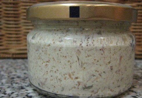 Масло селёдочное.Для селедочного масла понадобится 3 селёдки, это примерно 1 кг (главное, чтобы хотя ...