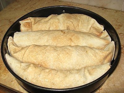 Запеканка в лаваше.Это простое, быстрое и вкусное блюдо.1. Обжарить фарш с луком.2. На листы лаваша ... - 3