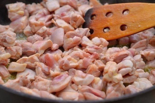 Фарфалле с курицей и мёдом.Время приготовления - 30 минутИнгредиенты:Фарфалле — 500 гКуриная голень ... - 2