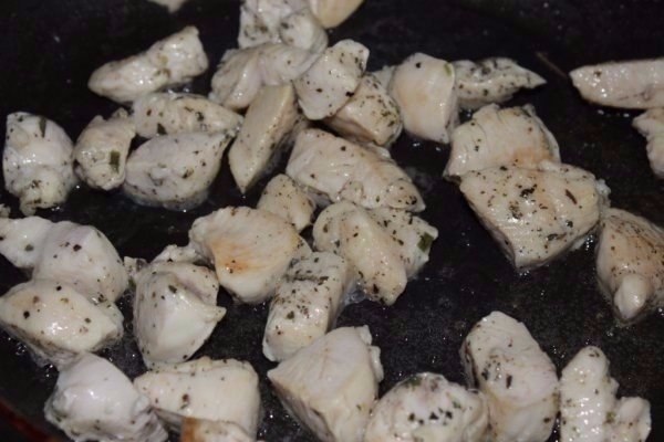 Салат из курицы и свежих овощей! Отличный быстрый ужин Ингредиенты: Куриное филе — 1 шт. Помидоры — ... - 5