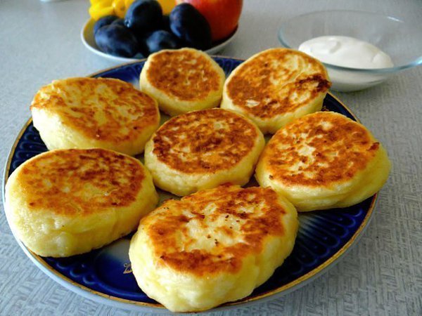 БАНАНОВЫЕ СЫРНИКИ. Очень вкусные, нежные, деткам нравится. Можно полить любым вареньем, сиропом или ...