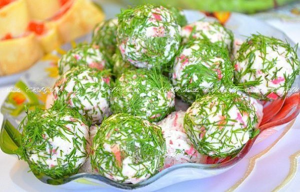 Сырные шарики с крабовыми палочками. Закуска из крабового мяса (или палочек) очень популярна. ...