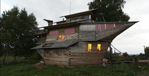 Дом в форме корабля (посёлок Боровой, Кемеровская область).Односельчане прозвали этот дом ...