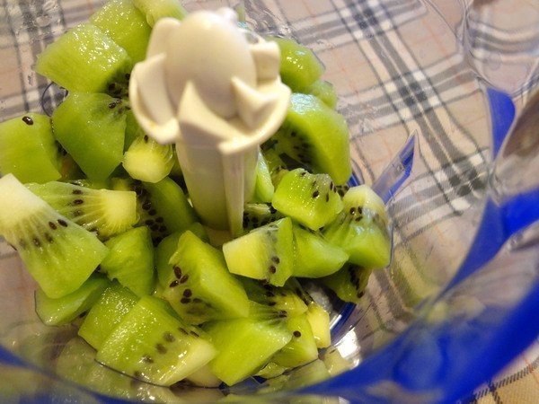 ДОМАШНИЕ РАФАЭЛЛО С КИВИ И ОРЕХАМИ.ИНГРЕДИЕНТЫ: 3-4 киви 150 г кокосовой стружки для конфет 40 г ... - 3