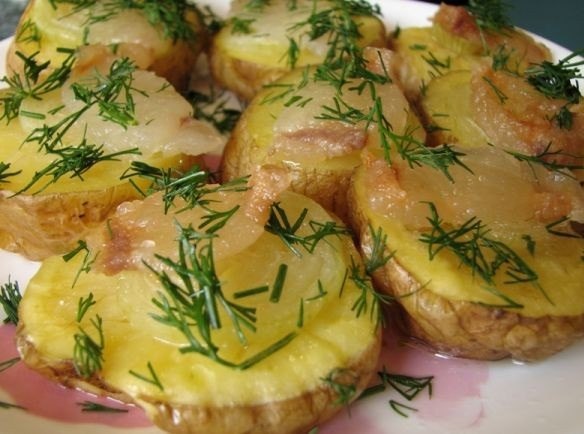 Печеный картофель с салом. картофель – 3 шт. свиное сало – небольшой кусочек, размером примерно с ...