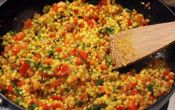 Кус-кус с овощами и петрушкой.Ингредиенты:Кус-кус — 300 гТоматы средние — 2 шт.Морковь — 150 ...