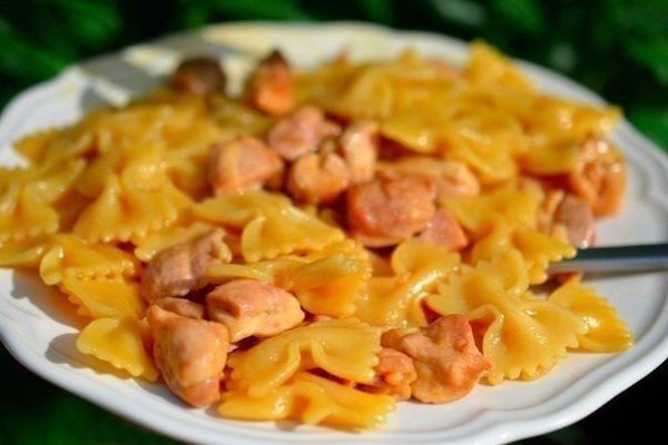 Фарфалле с курицей и мёдом.Время приготовления - 30 минутИнгредиенты:Фарфалле — 500 гКуриная голень ...